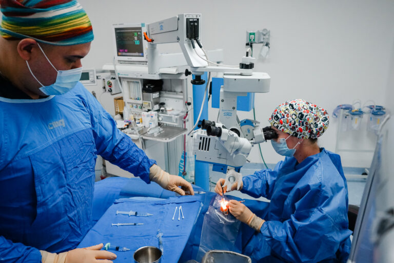 Equipo de Ocuclinika en quirófano